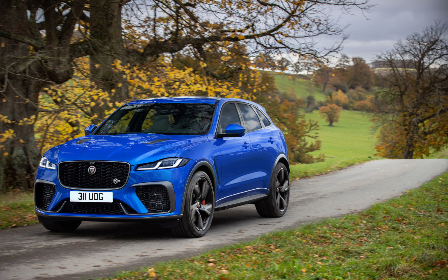Comparison - Porsche Macan T 2022 - vs - Jaguar F-Pace SVR 2021 | SUV Drive